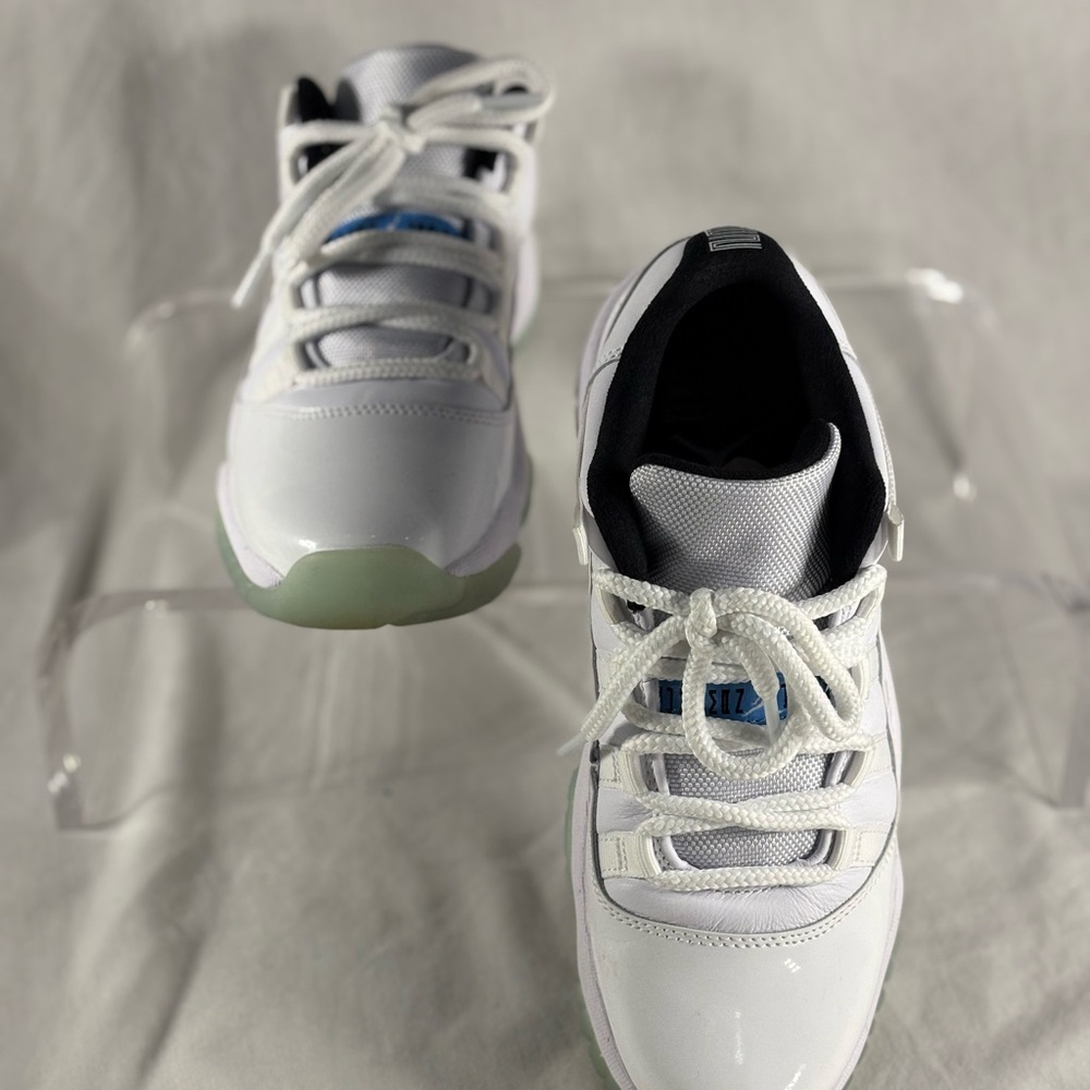 Nike White Sneakers with Breathable Mesh and Modern Design